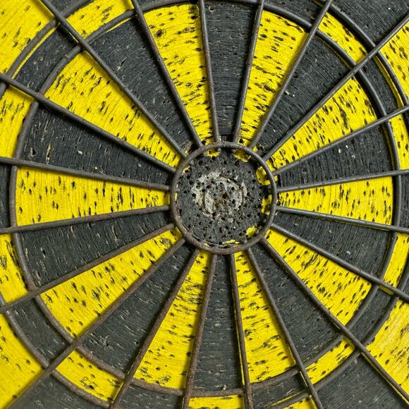 1950s Black and Yellow 12 inch Scott's Original Keepdrye Dartboard Man‎ Cave Pub - Picture 3 of 9